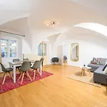 Center Apartment *