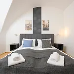 Center * Modling